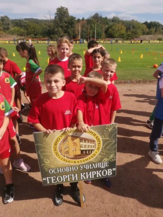 МАЛКИТЕ СПОРТИСТИ НА ОУ „ГЕОРГИ КИРКОВ“ С БЛЕСТЯЩО ПРЕДСТАВЯНЕ В ЕВРОПЕЙСКАТА СЕДМИЦА НА СПОРТА