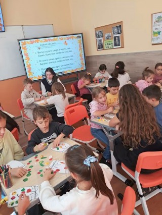 ЗАЕДНО В МАГИЯТА НА ЕСЕНТА:  Големите и малките творци от 1. и 7. клас