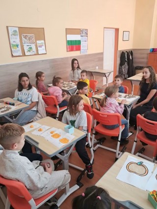 ЗАЕДНО В МАГИЯТА НА ЕСЕНТА:  Големите и малките творци от 1. и 7. клас