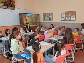 ЗАЕДНО В МАГИЯТА НА ЕСЕНТА:  Големите и малките творци от 1. и 7. клас